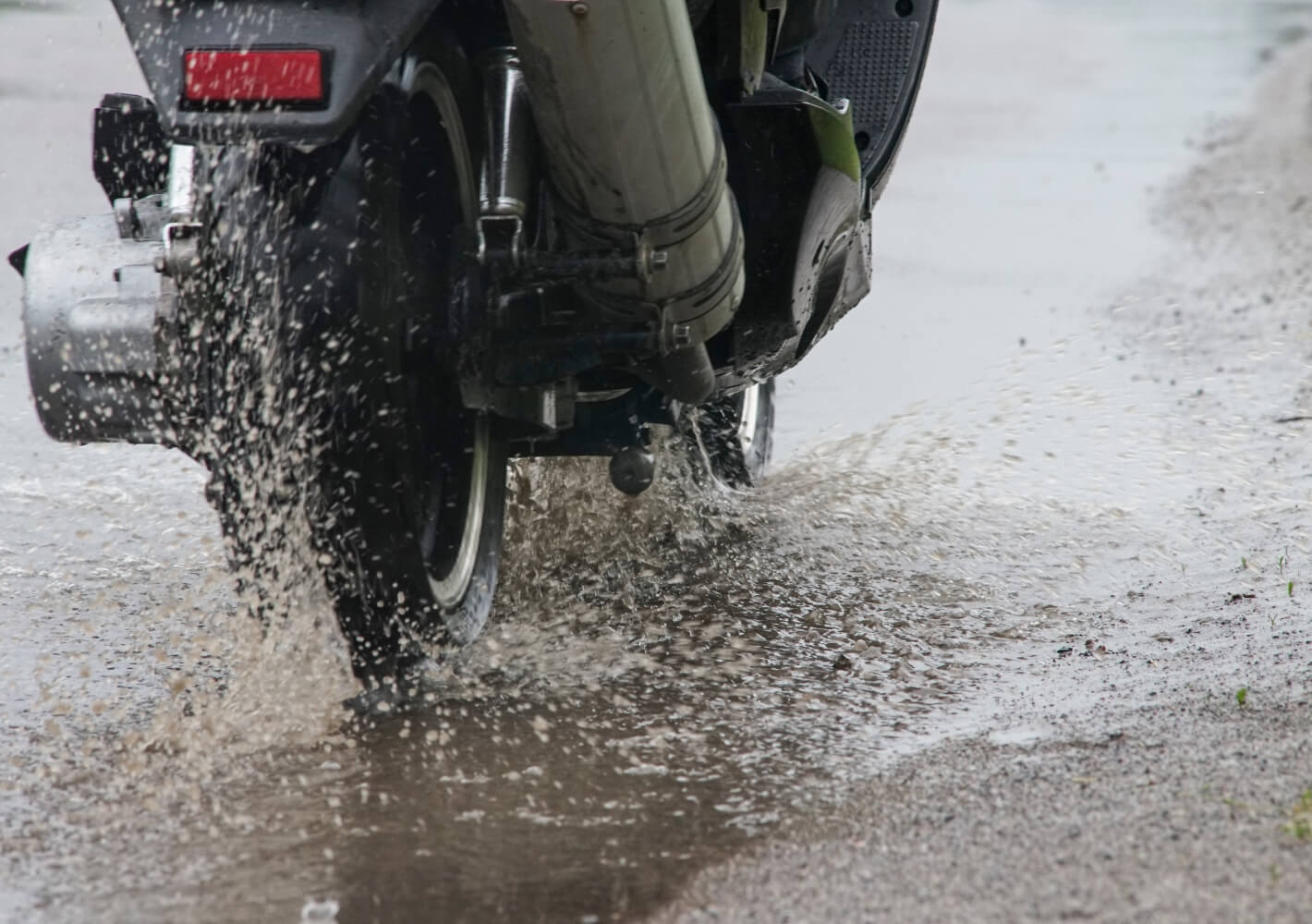 バイク×足元の雨対策について徹底解説！レインブーツ以外の対策もご紹介！